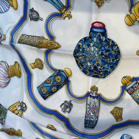 !!Vintage Hermes!! Scarf 100% Silk Lu Falcon Perfume Bottles - Great Condition!! - Picture 8 of 9